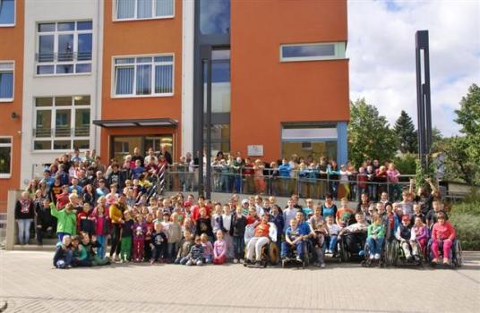 Schulgruppenfoto von 2014 mit allen Schülerinnen und Schülern sowie einigen Mitarbeitern der Schule