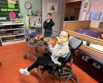 Zwei Schüler der Grundschule verteilen Obst in ihrer Klasse und haben Spaß dabei