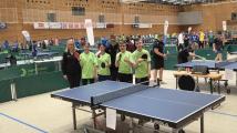 Foto: Zu sehen ist das Para Tischtennis Team aus Sachsen-Anhalt, von der Marianne-Buggenhagen-Schule Darlingerode. Die Sportler stehen am Tischtennistisch, im Hintergrund ist der große Bereich des Sportzentrums zu sehen. Von links nach rechts: Frau Walther, ounline, Annabell, Herr Moßmann, Jeremy und Paul.