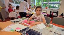 Die Schüler und Schülerinnen der Klasse 4 arbeiten an einem eigenen Hundertwasserhaus. Sie kleben, basteln und malen  mit verschiedenen Materialien. Das Ergebnis präsentieren sie im Schulgebäude.