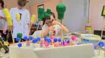 Die Schüler und Schülerinnen der Klasse 4 arbeiten an einem eigenen Hundertwasserhaus. Sie kleben, basteln und malen  mit verschiedenen Materialien. Das Ergebnis präsentieren sie im Schulgebäude.