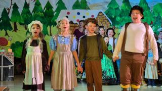 H&auml;nsel und Gretel - Weihnachtsmusical 2025: Mutter, Gretel, H&auml;nsel und der Vater (von links nach rechts)