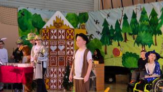 H&auml;nsel und Gretel - Weihnachtsmusical 2025: von einer anderen Besetzung singt der Vater sein Sololied