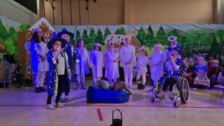 H&auml;nsel und Gretel - Weihnachtsmusical 2025: Die Sandm&auml;nner (oder Sandfrauen?) und die Englein singen