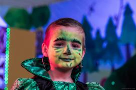 H&auml;nsel und Gretel - Weihnachtsmusical 2025: Der andere Hexerich musste in der Pause auch mal den Hut abnehmen um durchzul&uuml;ften.