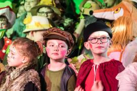 H&auml;nsel und Gretel - Weihnachtsmusical 2025: Chorkinder und Hauptdarsteller warten auf ihren Einsatz.