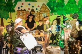 H&auml;nsel und Gretel - Weihnachtsmusical 2025: Die Mutter (links) wacht &uuml;ber alles.