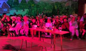 H&auml;nsel und Gretel - Weihnachtsmusical 2025: Gruppenbild im roten Licht