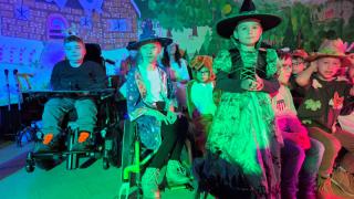H&auml;nsel und Gretel - Weihnachtsmusical 2025: Chorkinder, Sandmann und Hexe im gr&uuml;nen bunten Licht