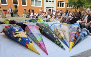 Foto zeigt: Bunte Zuckertüten für die Einschulkinder.