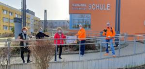 coronagerechte Spendenübergabe mit dem Verein Wir helfen Kindern e.V. Salzgitter und dem Förderverein der Schule für Körperbehinderte e.V., dazu die Schulleitung der Marianne-Buggenhagen-Schule Darlingerode