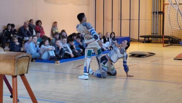 Tanztheater des Nordharzer Städtebundtheaters in der Turnhalle der Marianne-Buggenhagen-Schule Darlingerode