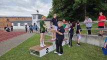Foto: Siegerehrung_Weitsprung der Mädchen U18_Laura erhält die Silbermedaille. Foto: Siegerehrung_Weitsprung der Mädchen U18_Laura erhält die Silbermedaille.