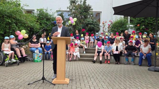 Foto: Zusehen ist Dirk Clement während seiner offiziellen und feierlichen Verabschiedungsfeier in den Ruhestand. Foto: Zusehen ist Dirk Clement während seiner offiziellen und feierlichen Verabschiedungsfeier in den Ruhestand.